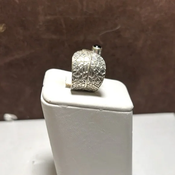 Elegant Silver and Onyx Leaf Ring - Picture 5 of 10